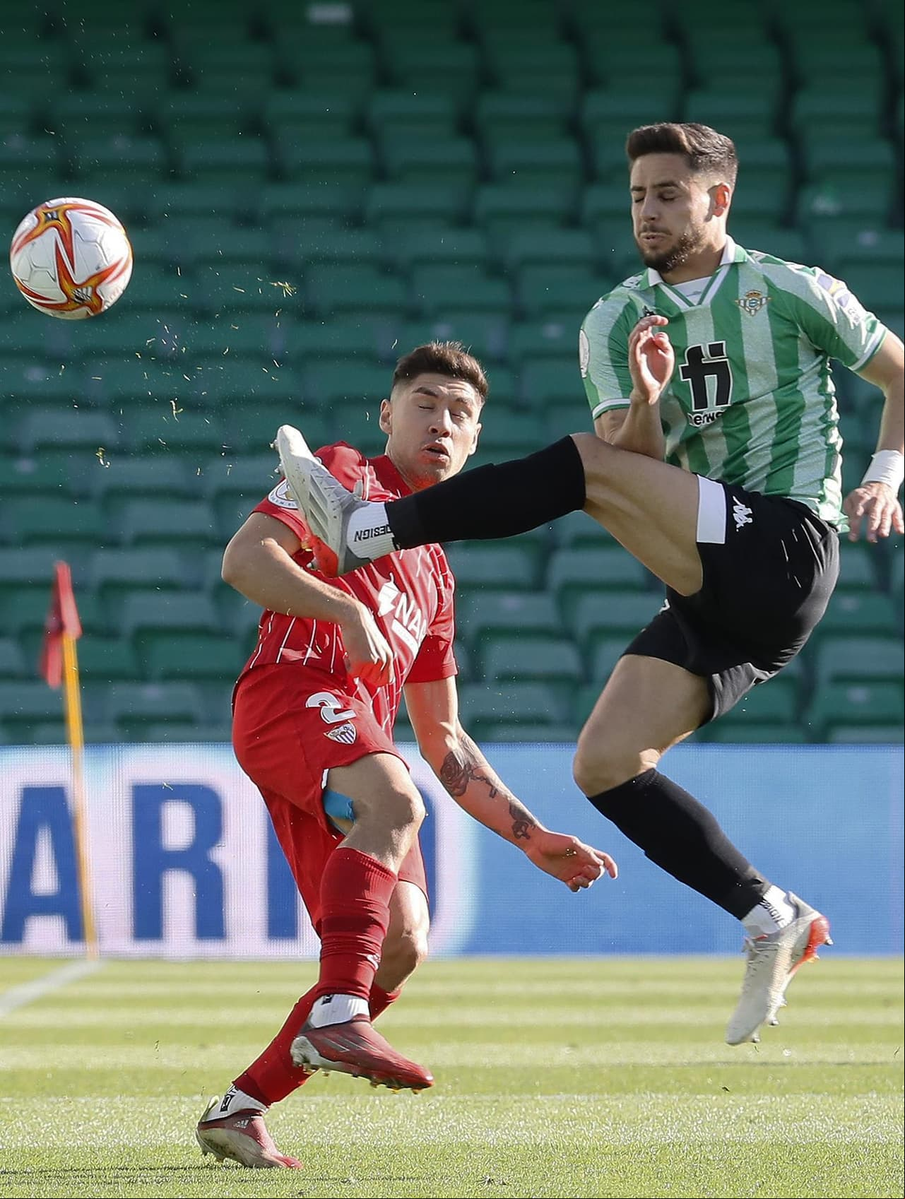 Tras la reanudación del partido este domingo, desde el minuto 39’, el Betis abrió el marcador con un gol de Sergio Canales en el minuto 73, y así los verdiblancos consiguieron su pase a la siguiente ronda. El mexicano Jesús ‘Tecatito’ Corona vio su debut al minuto 67’.