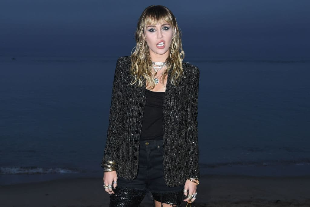 Miley Cyrus es una cantante, actriz, compositora y productora de discos estadounidense con tan solo 28 años.