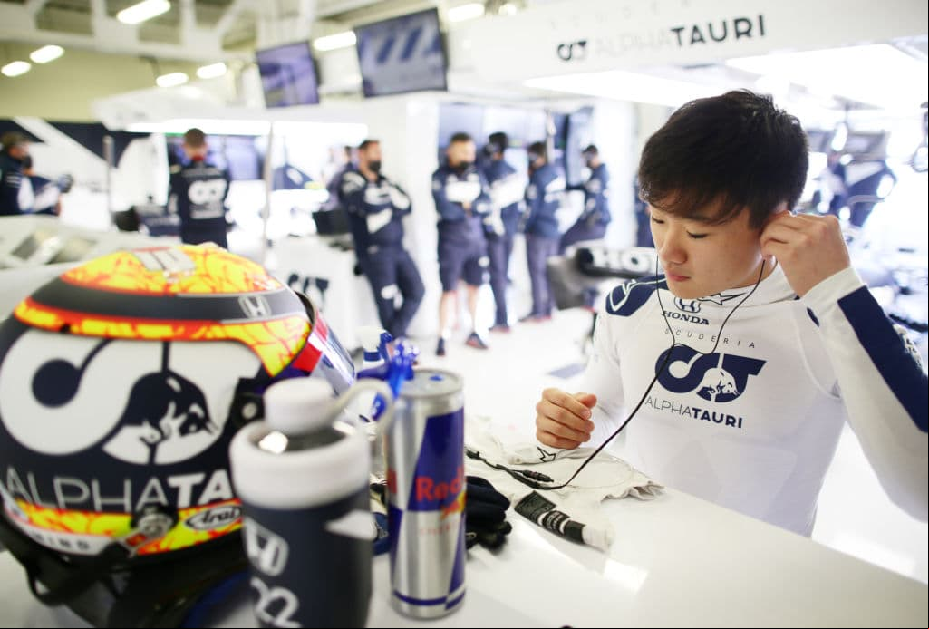 En la primer práctica, Bottas se llevó el primer lugar con 1:18.341, seguido de su compañero Lewis Hamilton (1:18.417) y Max Verstappen (1:18.464). Para la segunda práctica, las cosas camnbiaron un poco, El neerlandés Max Verstappen fue el más rápido con un tiempo de 1:17.301, mientras que Bottas lo persiguió con 1:17.725, Hamilton fue tercero con 1:17.810 y ‘Checo’ Pérez repitió la cuarta posición superando su tiempo de las primeras prácticas con 1:17.871.