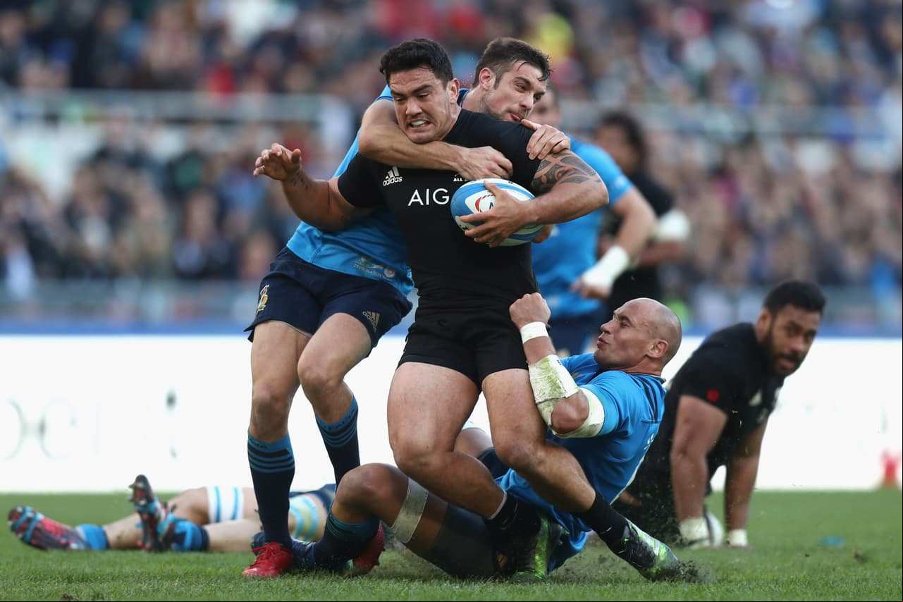 En otro lugar del mundo los All Blacks de Nueva Zelanda, considerado el mejor equipo de rugby, daba cátedra de su capadidad. Acá los italianos, locales en el estadio Olímpico, buscaban detener a Codie Taylor durante un juego amistoso.