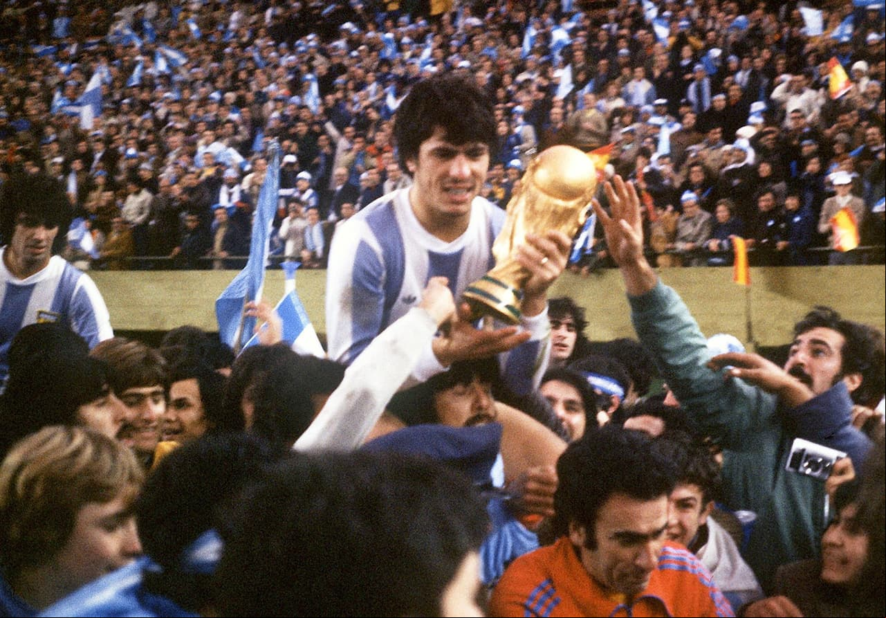 arella, además de ser el segundo defensa más goleador en la historia, estuvo en los dos planteles de su país que fueron campeones del mundo en 1978 y en 1986.