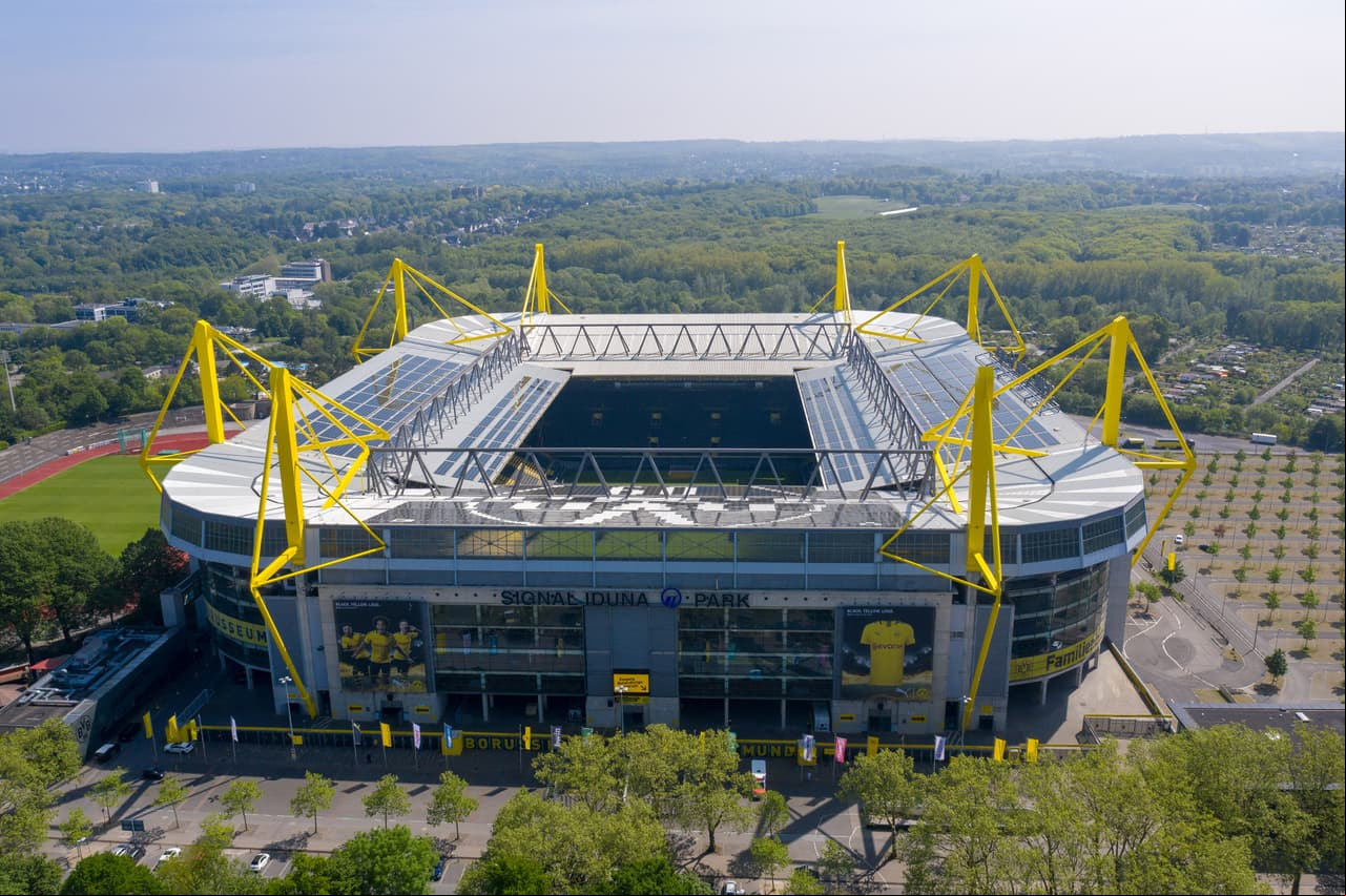 Details and Ball prior to the resumption of the Bundesliga between Borussia Dortmund vs Schalke 04, corresponding to Matchday 26 of the 2019-2020 Season of the Bundesliga, at Signal Iduna Park, on May 16, 2020. <br><br> Detalles y Balon previo a la reanudacion de la Bundesliga entre el Borussia Dortmund vs Schalke 04, correspondiente a la Jornada 26 de la Temporada 2019-2020 de la Bundesliga, en el Signal Iduna Park, el 16 de Mayo de 2020.