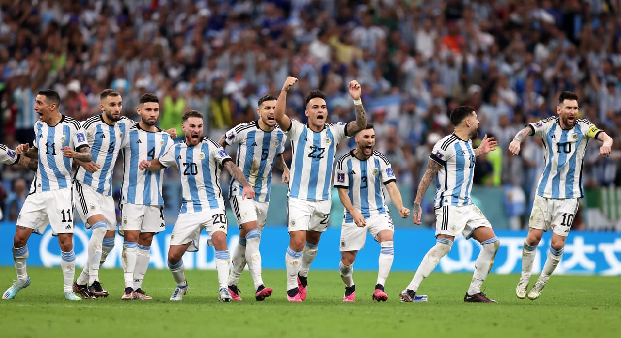 Argentina y Holanda se enfrentaron en tiempos extra y definieron en tanda de penaltis el pase a las semifinales donde la albiceleste consigue el boleto mientras que los Paises Bajos se convierten en el primer equipo que los pamperos eliminan en instancia de tiros de castigo.