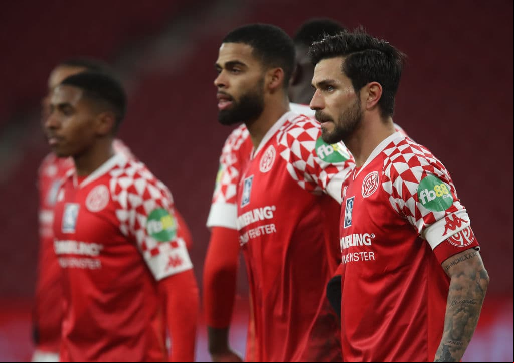 Mainz 05 cayó en casa 0-2 ante Frankfurt, quienes llegaron a 23 unidades; Mainz es último en la tabla con 6 puntos.