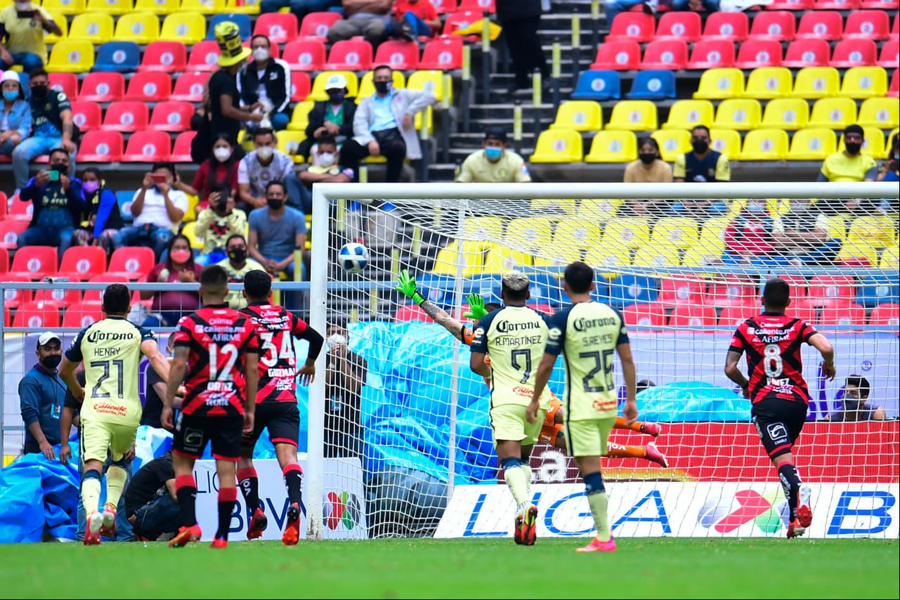 América mantiene su gran paso en el campeonato y en los minutos finales derrotó a Xolos de Tijuana.