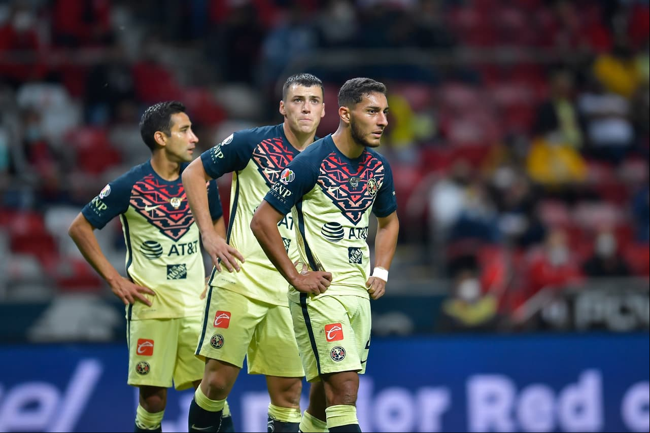 De mal en peor, América se quedaba sin Sebastián Cáceres, quien veía la roja al 84' y con ello sentenciaba su ausencia en el Clásico Nacional.
