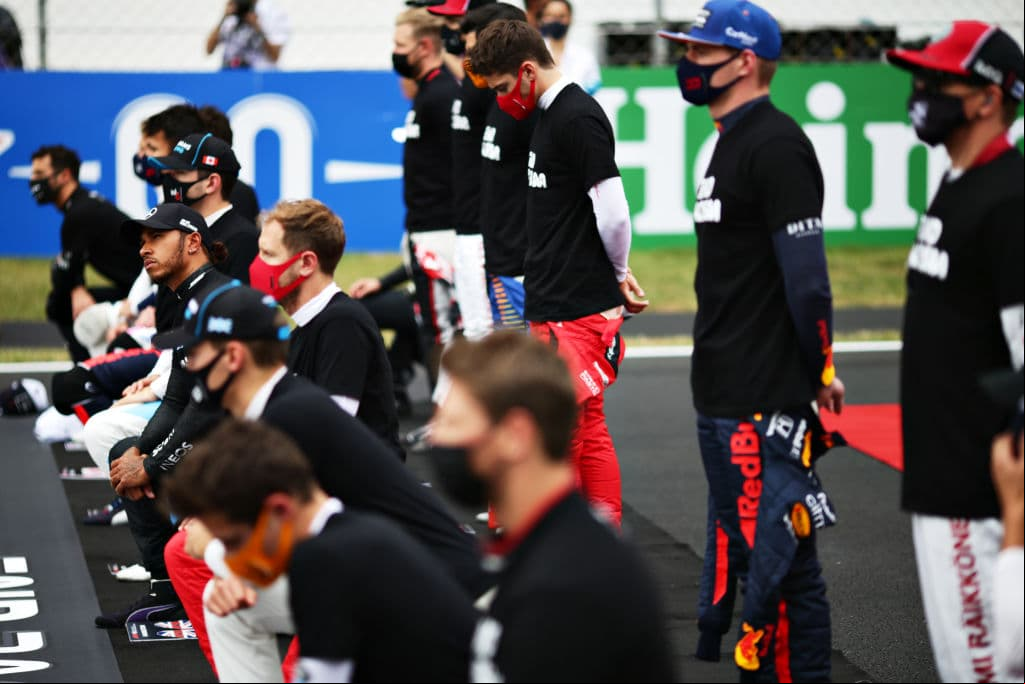 Lewis Hamilton lo hace de nuevo y rompe récord mundial con 92 carreras ganadas en la Formula 1. Se le unen al podio Valtieri Bottas y Max Verstappen. Muy buenas carreras de Charles Leclerc y del mexicano Sergio Pérez, pero la lluvia fue factor importante en este Gran Premio de Portugal.