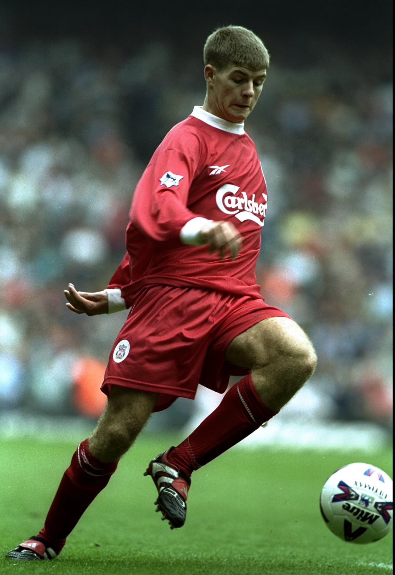 Gerrard debutó el 29 de noviembre de 1998 con Liverpool, a sus 18 años. El jugador se caracterizó por su polivalencia pues era capaz de desempeñarse como volante defensivo, ofensivo y hasta de delantero. Una lesión obligó a operarlo cuatro veces antes del años 2000, cuando se consolidó en la línea titular.