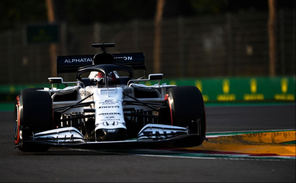 Kvyat | Bottas, Hamilton, Verstappen, Gasly, Ricciardo, Albon, Leclerc, Kvyat, Norris y Sainz, completan los primeros diez de la parrilla. Sergio Pérez iniciará como decimoprimero y su coequipero, Stroll, arrancará decimoquinto.