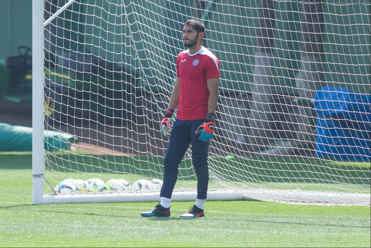 El guardameta José de Jesús Corona atento en el entrenamiento de Cruz Azul en el que tuvieron que echar mano de algunos juveniles de la categoría Sub 20.
