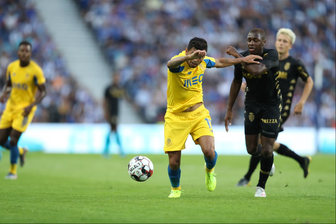 Porto uso su segundo uniforme para la parte complementaria. Tecatito jugó 75 minutos