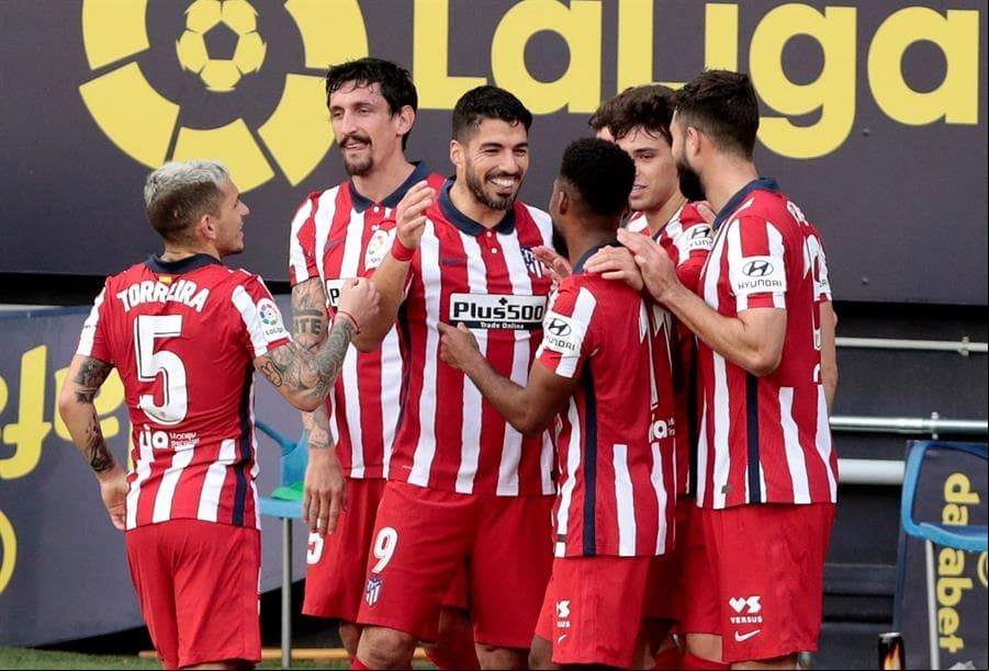 Atlético de Madrid sigue como líder de LaLiga tras vencer 4-2 al Cádiz. Con doblete de Luis Suárez y goles de Ñiguez y Koke, los 'Colchoneros' se llevan el triunfo; Álvaro Negredo anotó los dos goles para los locales; el mexicano Héctor Herrera entró de cambio al 84'.
