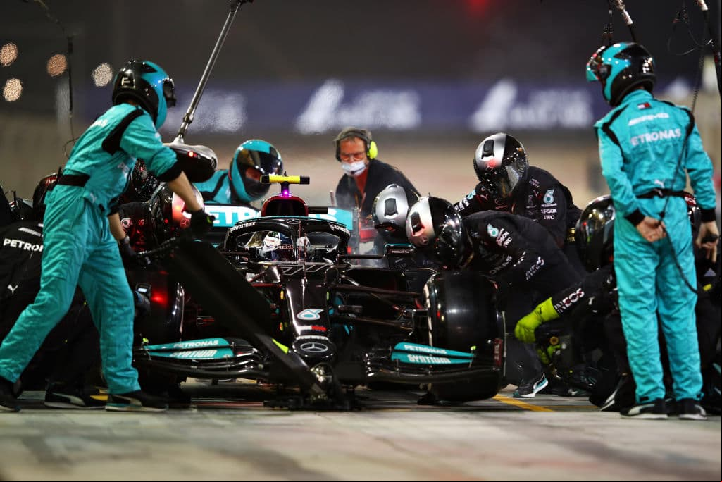 Inicia la Formula 1 con muchas sorpresas, Lewis Hamilton se corona campeón del primer Grand Prix del año, mientra que el mexicano Sergio Pérez, de ir en último lugar por un problema en su monoplaza, terminó quinto lugar en su debut con la escudería Red Bull. Su compañero Max Verstappen logró la segunda posición, mientras que Valtteri Bottas quedó en tercer lugar con Mercedes Benz.