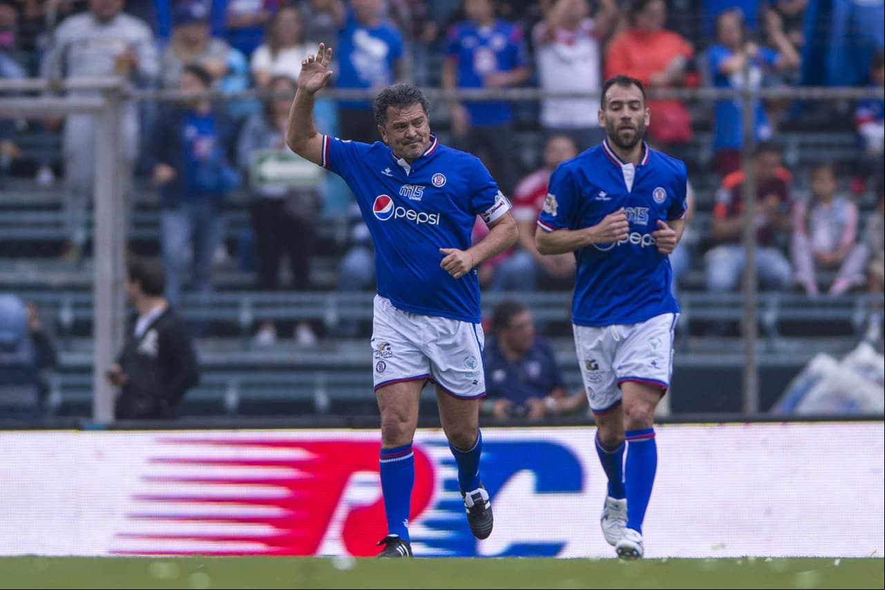 1. Carlos Hermosillo 15 (8 con Cruz Azul + 7 con América).