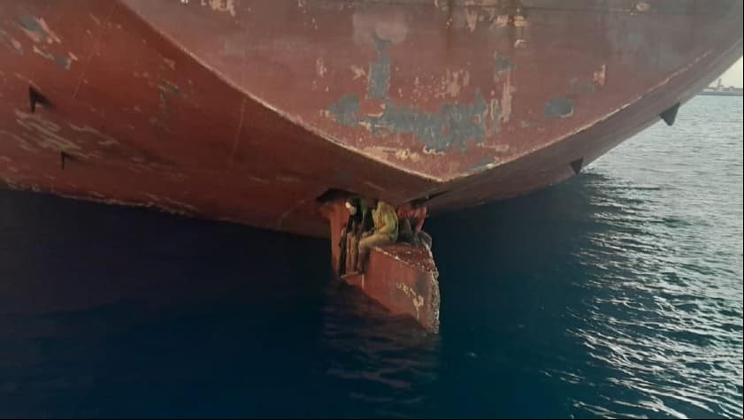 Tres migrantes sobreviven a un viaje de 11 días dentro del timón de un barco petrolero