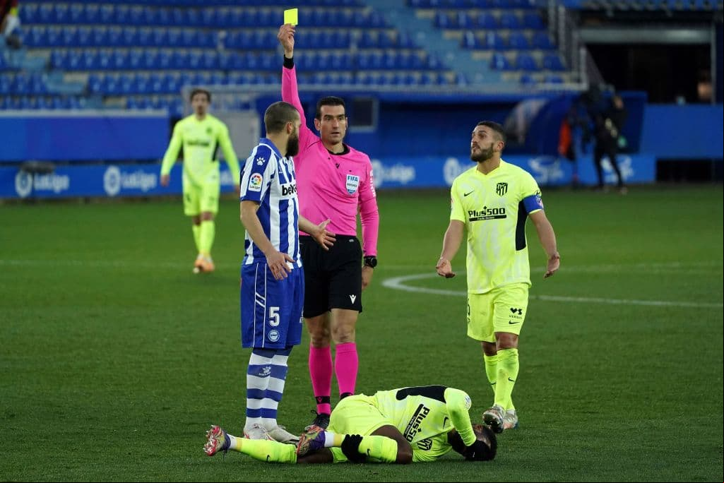 Atletico de Madrid vence al Alavés 2-1 con goles de Llorente y Suárez. Los colchoneros se colocan como líderes de la tabla de LaLiga con menos partidos jugados que el Real Madrid.
