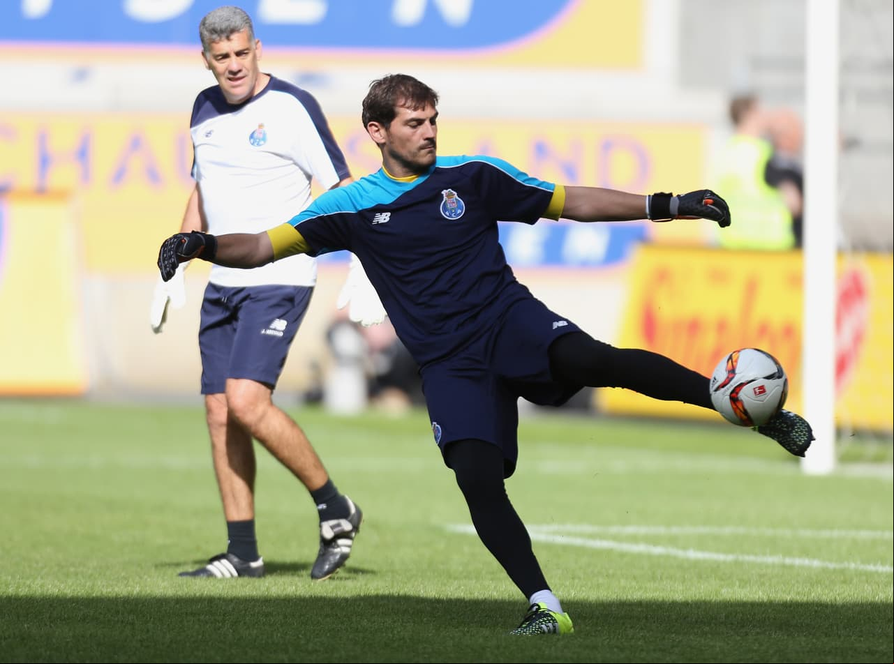 La jornada sabatina cierra con el encuentro donde los Dragones del Oporto hacen su presentación con el debut oficial en Portugal de Iker Casillas junto a Héctor Herrera y compañía para recibir al Vitória Guimarães en el Estadio do Dragão.