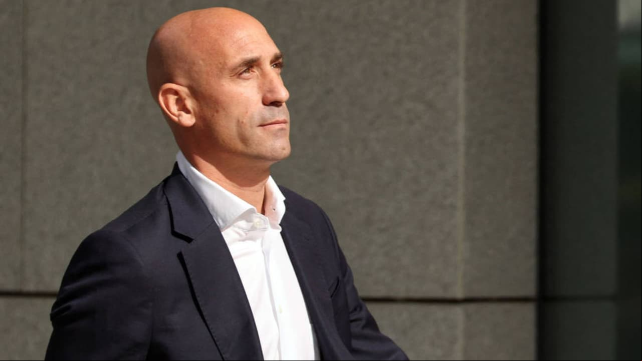 Luis Rubiales es detenido y luego liberado a su llegada a España 