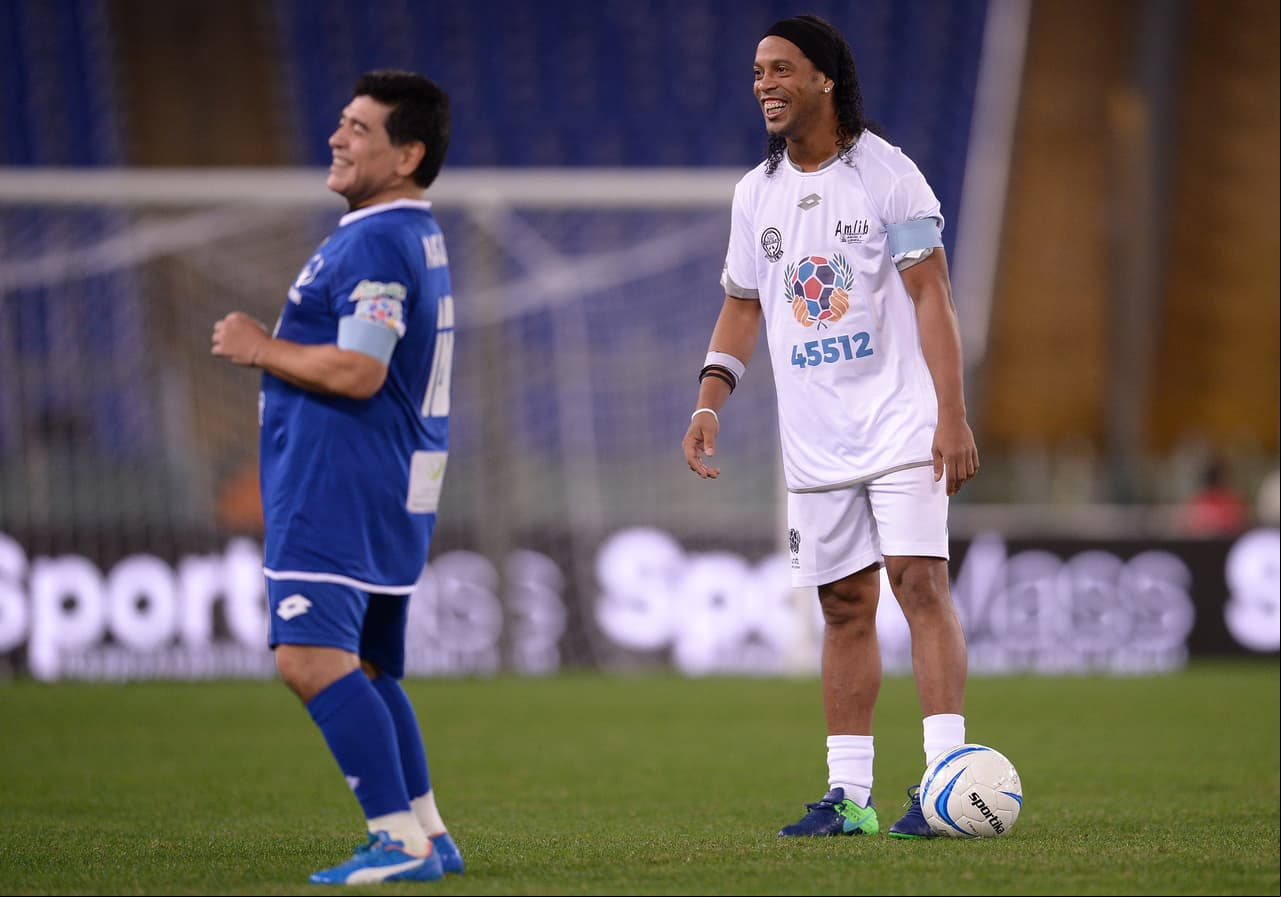 Ronaldinho todavía no se retira, pero sus últimos partidos han sido de exhibición. El brasileño tuvo su último paso como profesional por Brasil, en Fluminense, luego de jugar en la Liga MX con Querétaro. A sus 36 años es agente libre.