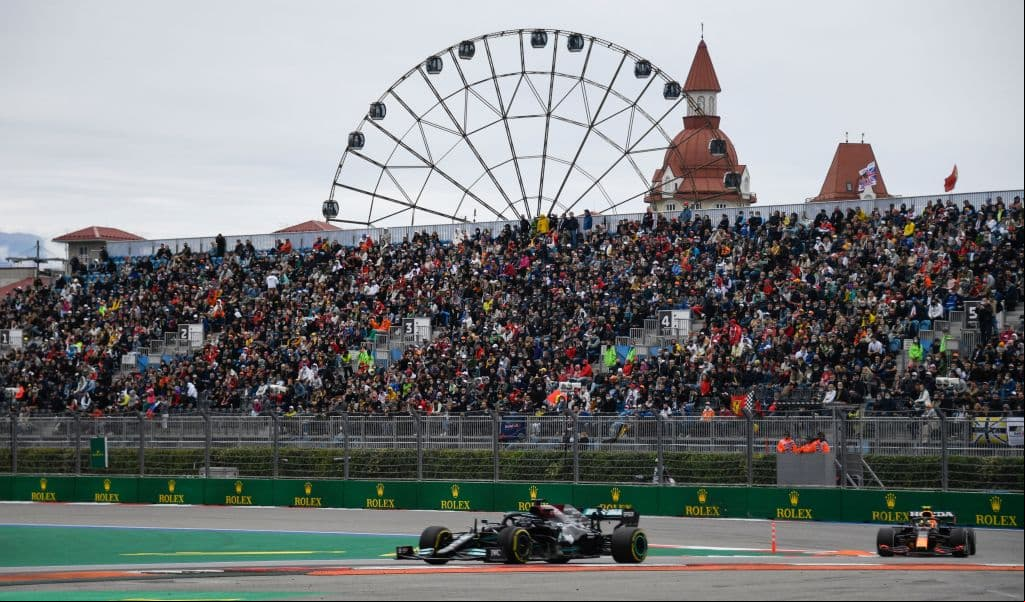 Lewis Hamilton se lleva el Gran Premio de Rusia tras una carrera muy caótica que tuvo muchos altibajos y así el piloto británico suma su victoria número 100. Max Verstappen de Red Bull quedó segundo y Carlos Sainz llegó en la tercera posición. El mexicano Sergio Pérez tras ocupar la primera posición de la carrera, cayó hasta el noveno lugar en la Formula 1.