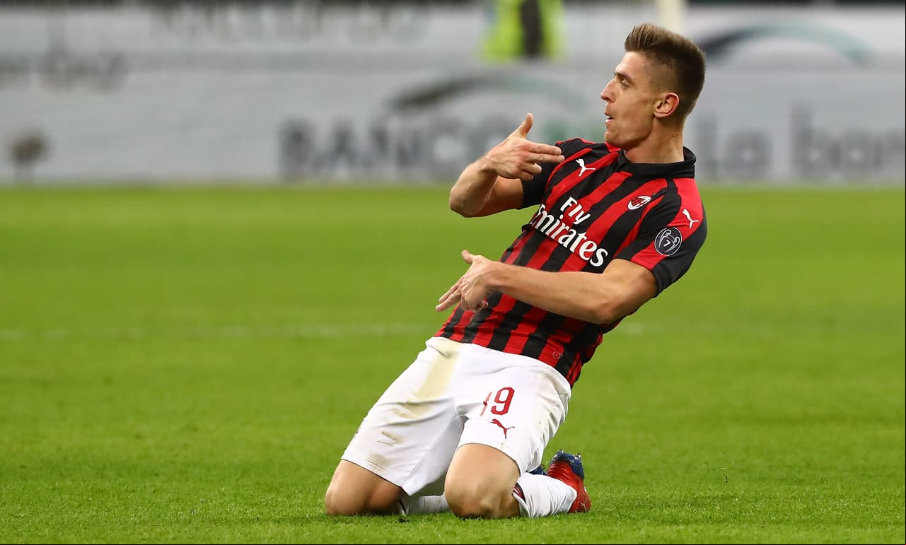 La pelota se colgó del ángulo y Piatek firmó así su primer doblete con la camiseta rossonera en su primer juego con ella.