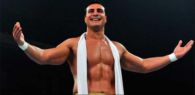 En 2010 hace su debut en RAW (Monday Night RAW), regresa al nombre de ‘Dos Caras’ y lucha desenmascarado. Posteriormente ya aparecía como ‘Alberto Del Río’.