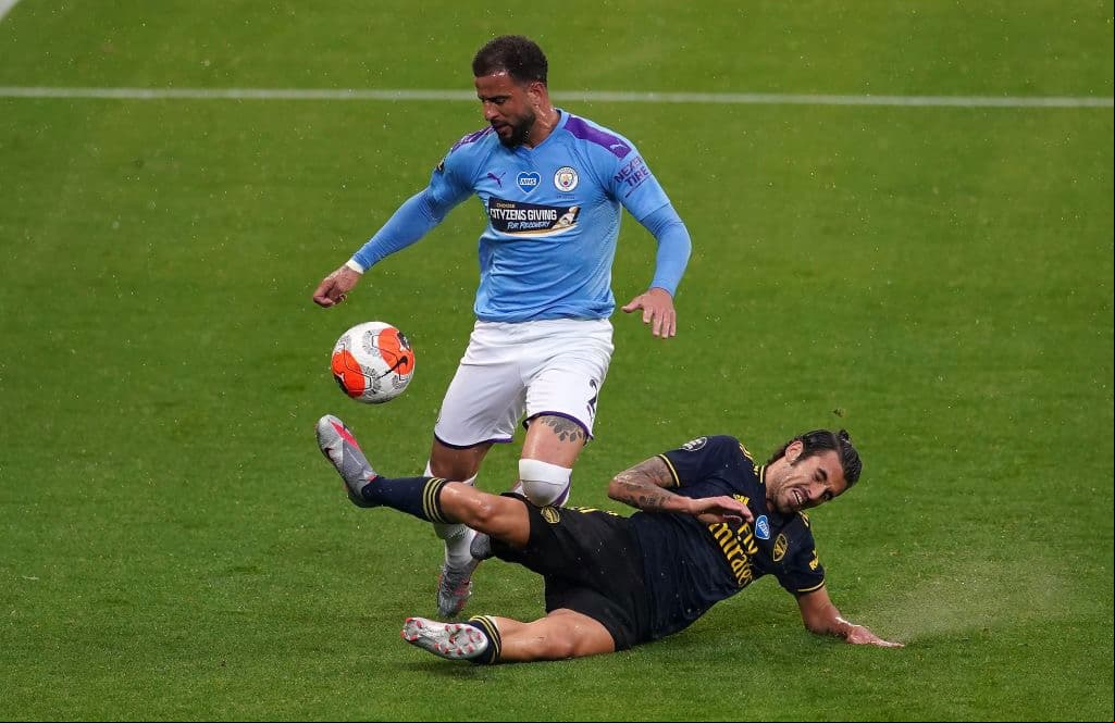 Dani Ceballos se ve superado por Kyle Walker, por lo que esl español reliza uan barrida extraordinaria para robarle el balón al inglés.