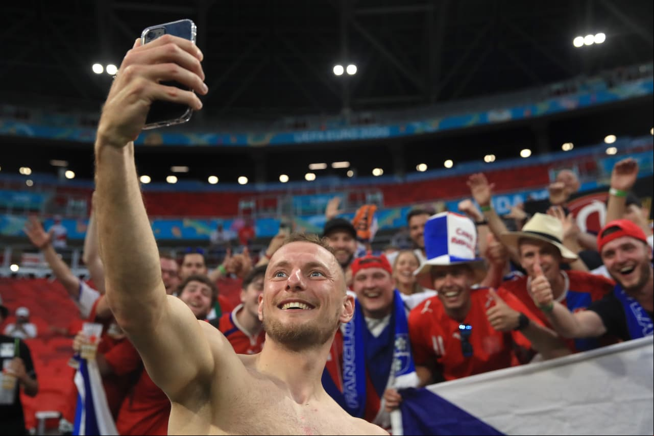 Vladimir Coufal celebró con los aficionados tras haber eliminado a los Países Bajos.