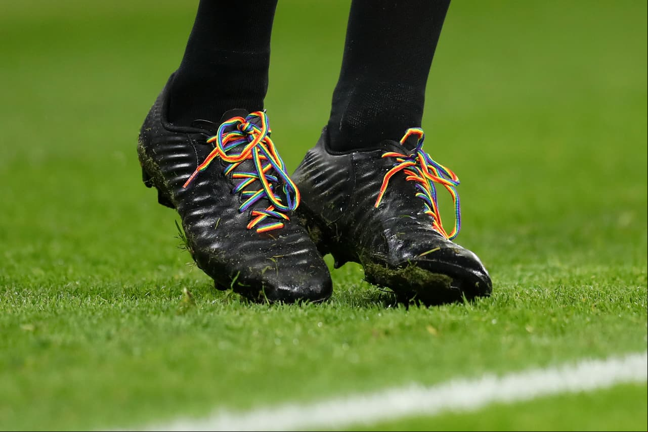 Por dos semanas, los partidos de la Premier League se llenarán de arcoíris para celebrar la campaña ‘Rainbow Laces’ como muestra de apoyo a la comunidad LGTB dentro y fuera del futbol, donde no haya discriminación y demostrar que el poder del futbol une a la gente.
