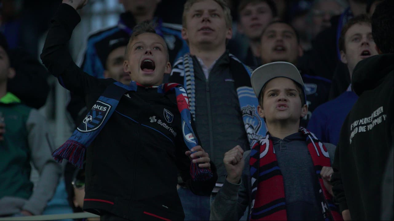 No solo cantan todo el partido, sino que cuando el equipo hace gol sus integrantes se quitan la camiseta.