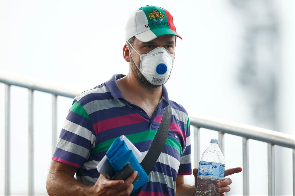 El clima es descrito como aire caliente de 30º con smog, acompañado de humedad.