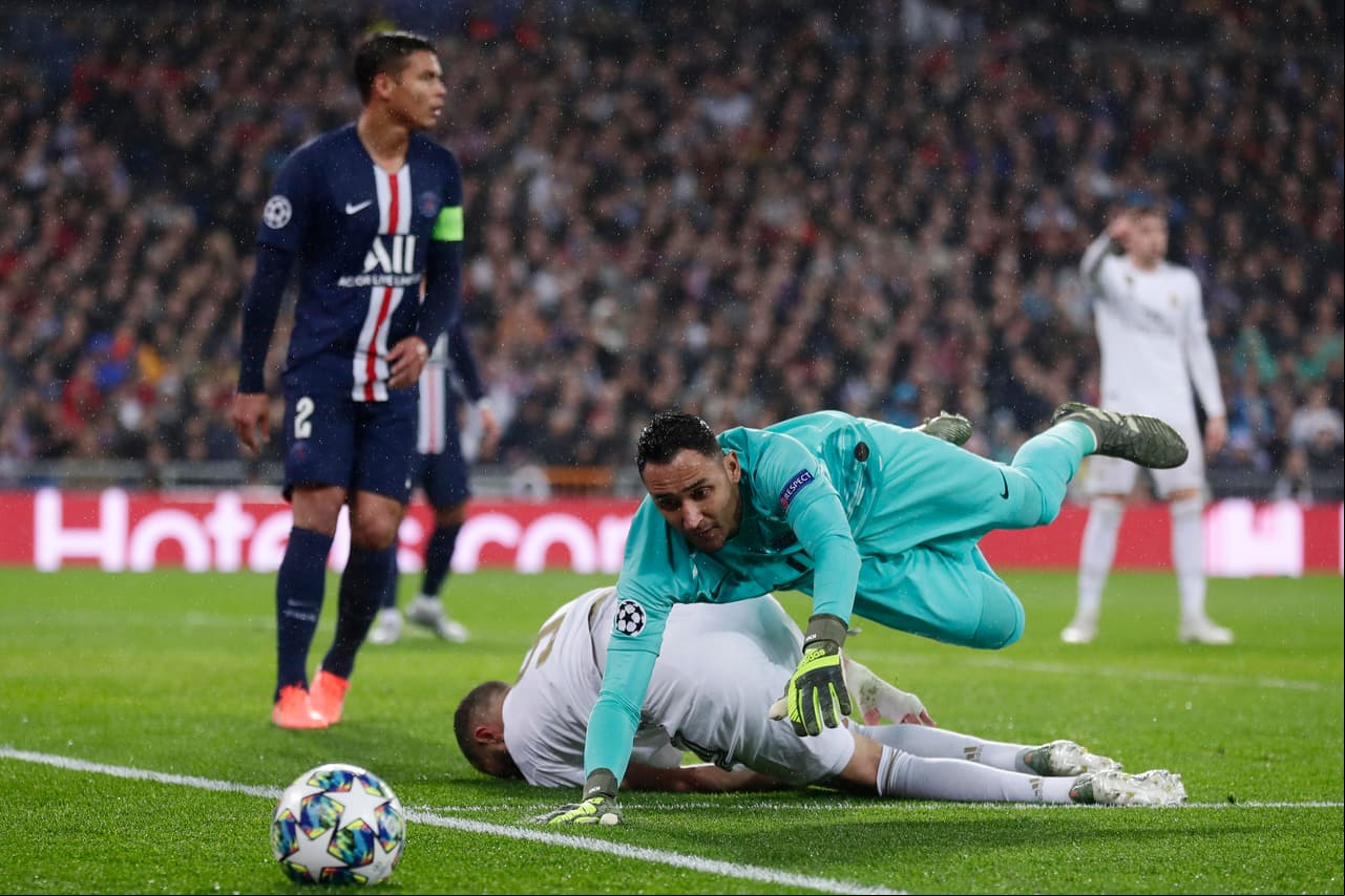 Keylor Navas, portero del PSG, salva el balón de entrar en su portería contra el Real Madrid. ante un intento de gol de Karim Benzema.