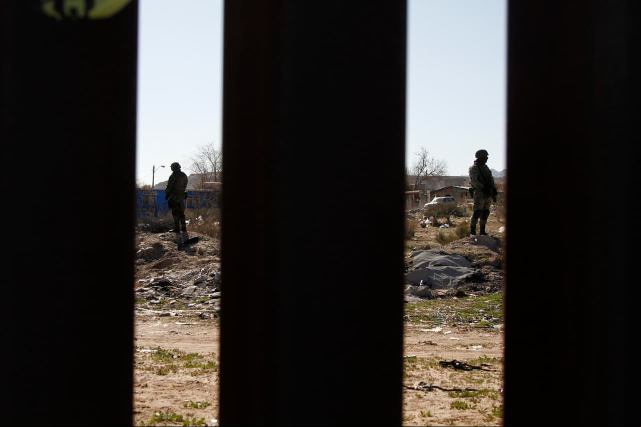 Como sus hermanos, Carlos busca irse a los Estados Unidos, intentó cruzar la frontera tres veces y la última es deportado. Nunca lo logró.