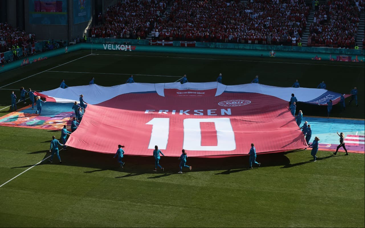 Christian Eriksen, homenajeado en el Dinamarca vs. Bélgica