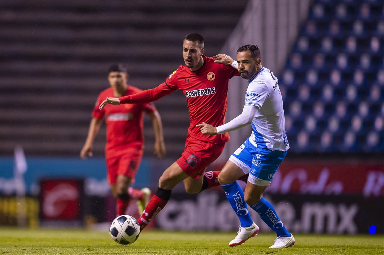 Desde los once pasos, Christian Tabó no perdona y anota el único tanto del encuentro dándole la victoria a Puebla 1-0 sobre Toluca.