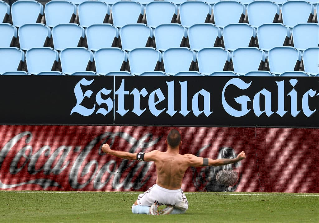 Iago Aspas es el encargado de cobrar y anotar el tiro libre que le da un punto al Celta de Vigo y le roba dos al Barcelona.