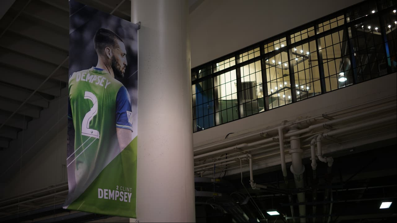 Otra foto en gran formato, esta vez en el estadio del equipo. Sea donde sea, Dempsey es ídolo.