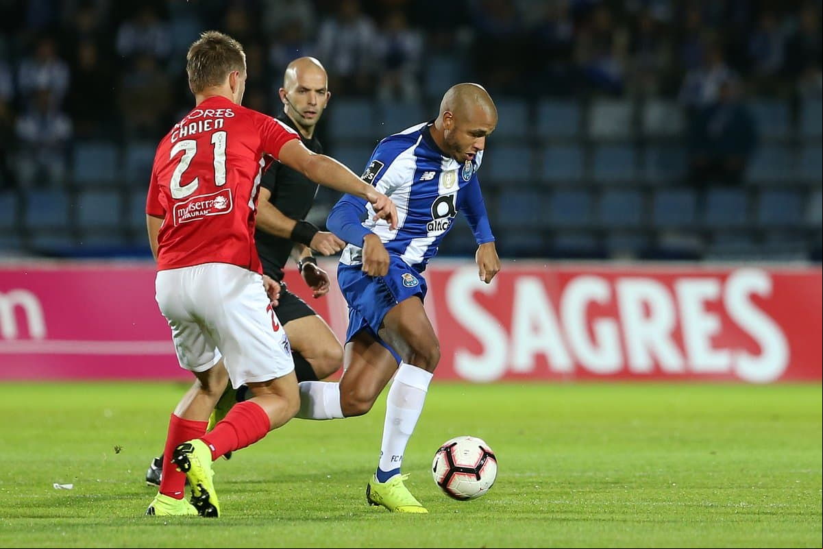 Yacine Brahimi (derecha) participó en el ataque del Porto, que le pudo dar la voltereta al partido con gol de Moussa Marega al minuto 56.