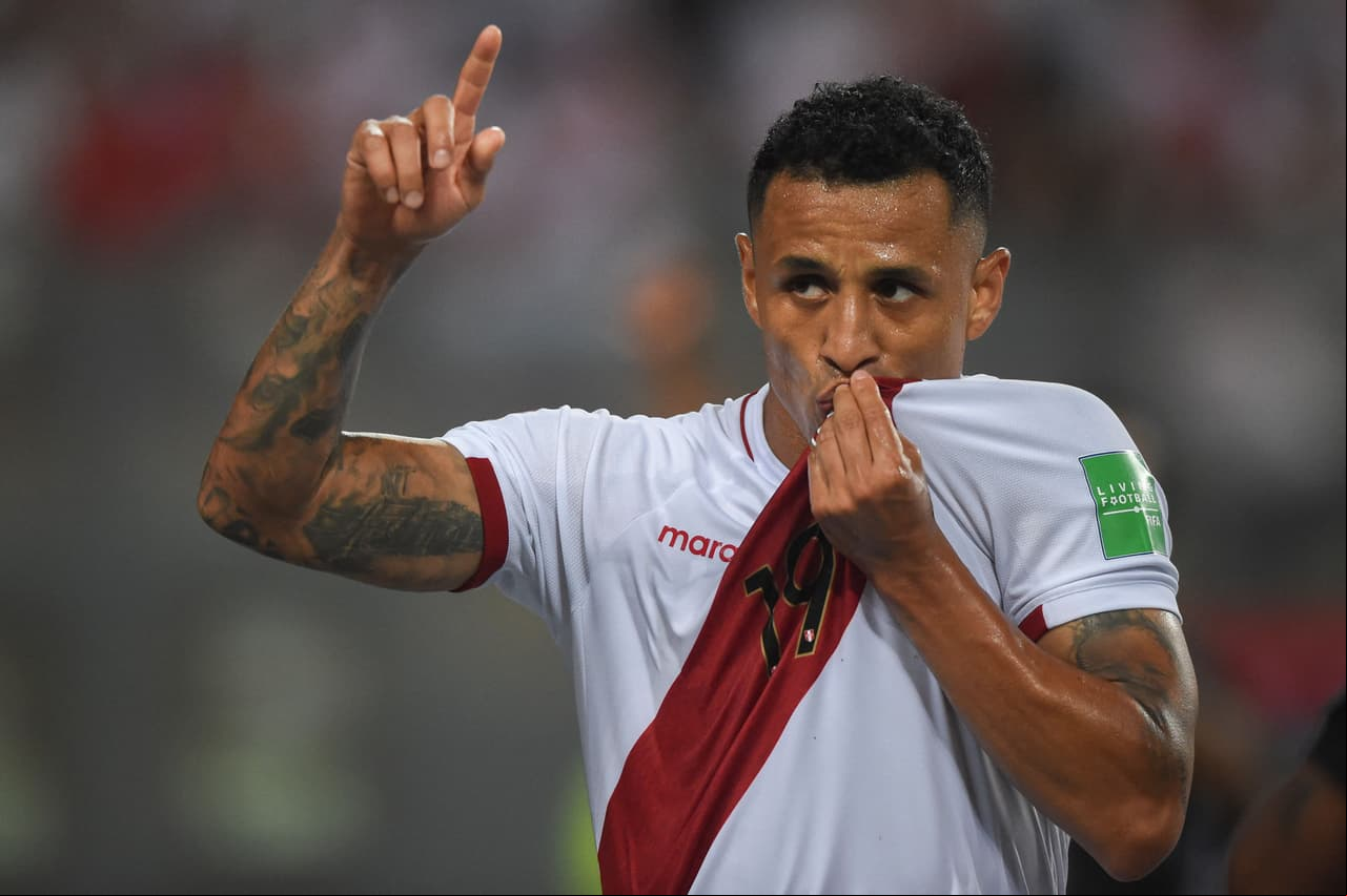 Perú encontraba el 2-0 de forma dramática en el suspiro de la primera parte cuando Yoshimar Yotún prendió en forma de tijera un servicio al segundo poste para vencer a Antony Silva.