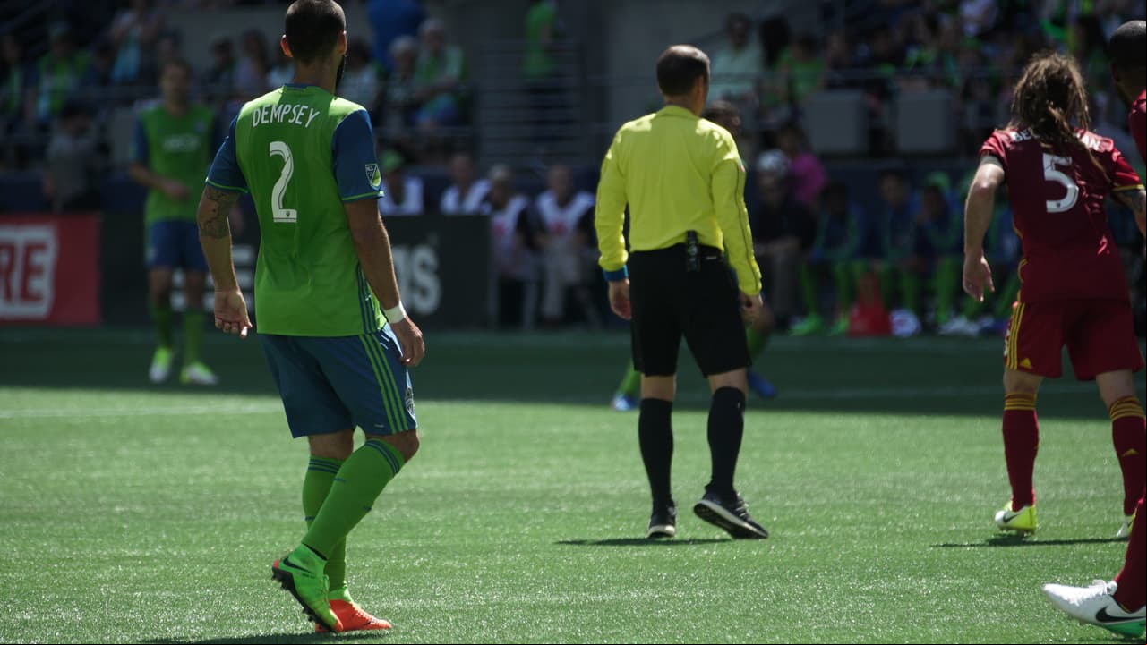Ese día Clint tuvo varias oportunidades de gol, desperdició un penalti y fue sustituido.