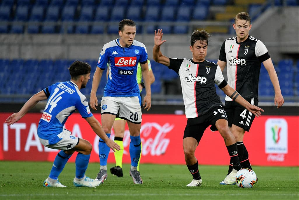 Paulo Dybala sigue intentando anotar pero lo cierran Dries Mertens y Piotr Zielinski.