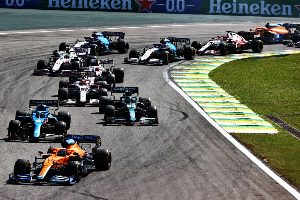 Lewis Hamilton se lleva el Gran Premio de Brasil de la Formula 1, dejando a Max Verstappen en segunda posición y Valtteri Bottas en tercero, logrando el 1-2 para Mercedes Benz; el piloto mexicano Sergio Pérez quedó en cuarta posición.