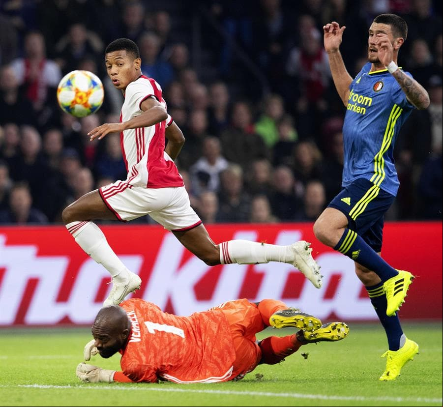 Ajax 4-0 Feyenoord. Ziyech abrió la goleada al minuto 2, Tagliafico, Neres y van de Beek hicieron los tantos del encuentro.