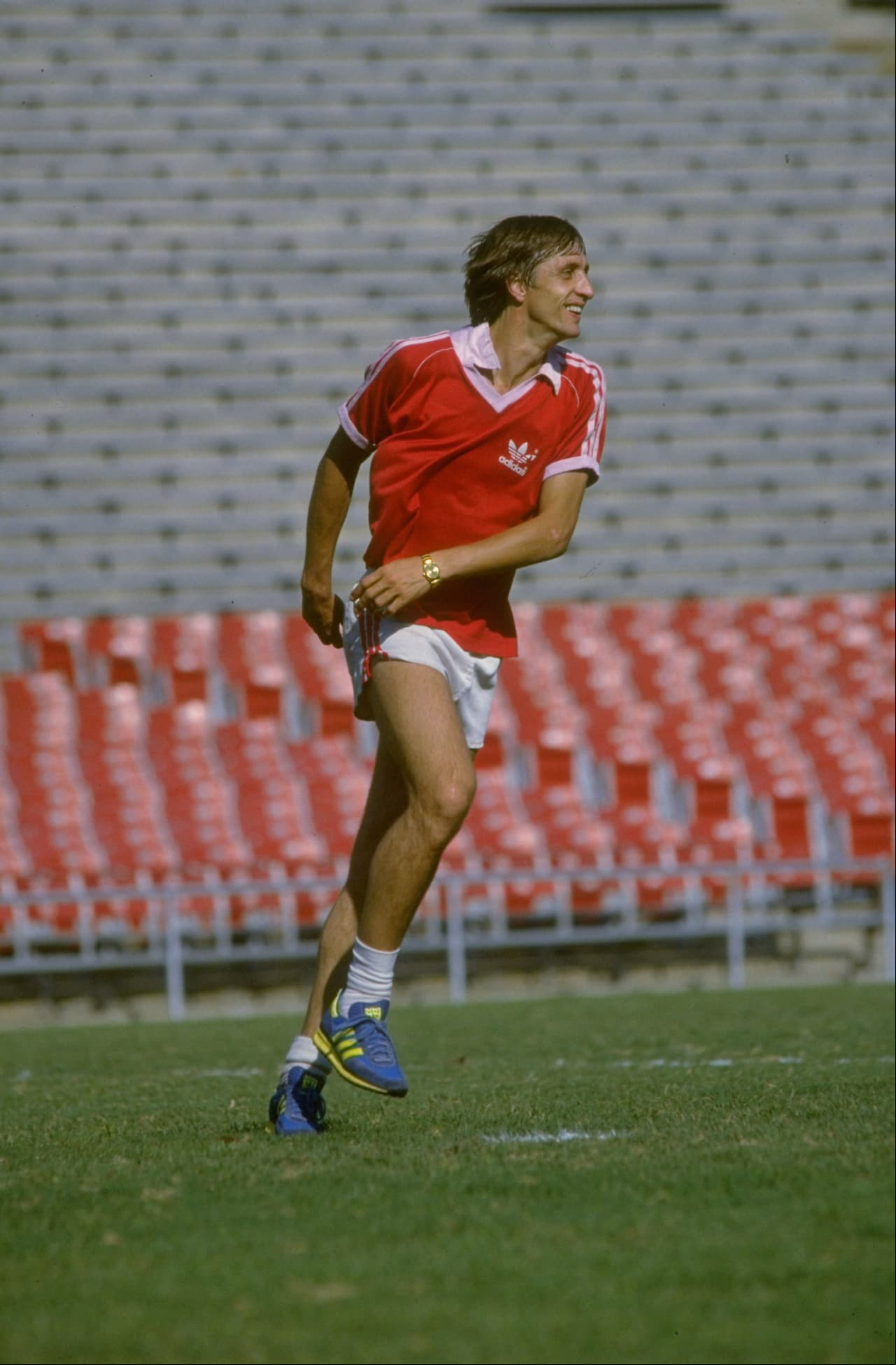 Johan Cruyff dejó un sello en Barcelona con su calidad futbolística de 1973 a 1978. En dos de esas temporadas recibió el Balón de Oro.