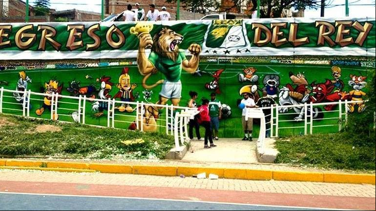 El enorme mural de la afición del León con el resto de los equipos atemorizados por su vuelta a la Primera División.