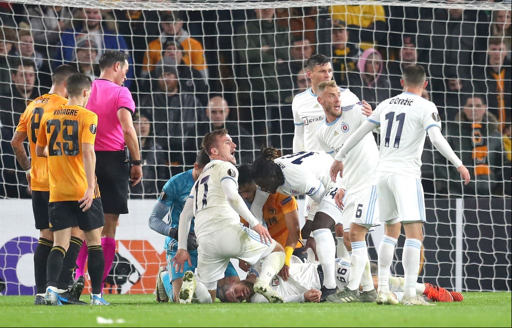 Con susto y alegría de Raúl Jiménez, el Wolverhampton se impone en casa por la mínima al Slovan Bratislava.
