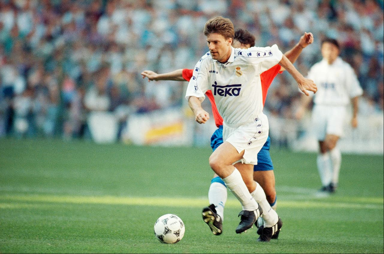 Antes de Figo, lo hizo Michael Laudrup. En el Barça lo querían mucho, su elegancia y su clase era premiada con cariño; igual se fue al Real Madrid para jugar un par de años y perder para siempre el cariño del Barcelona.