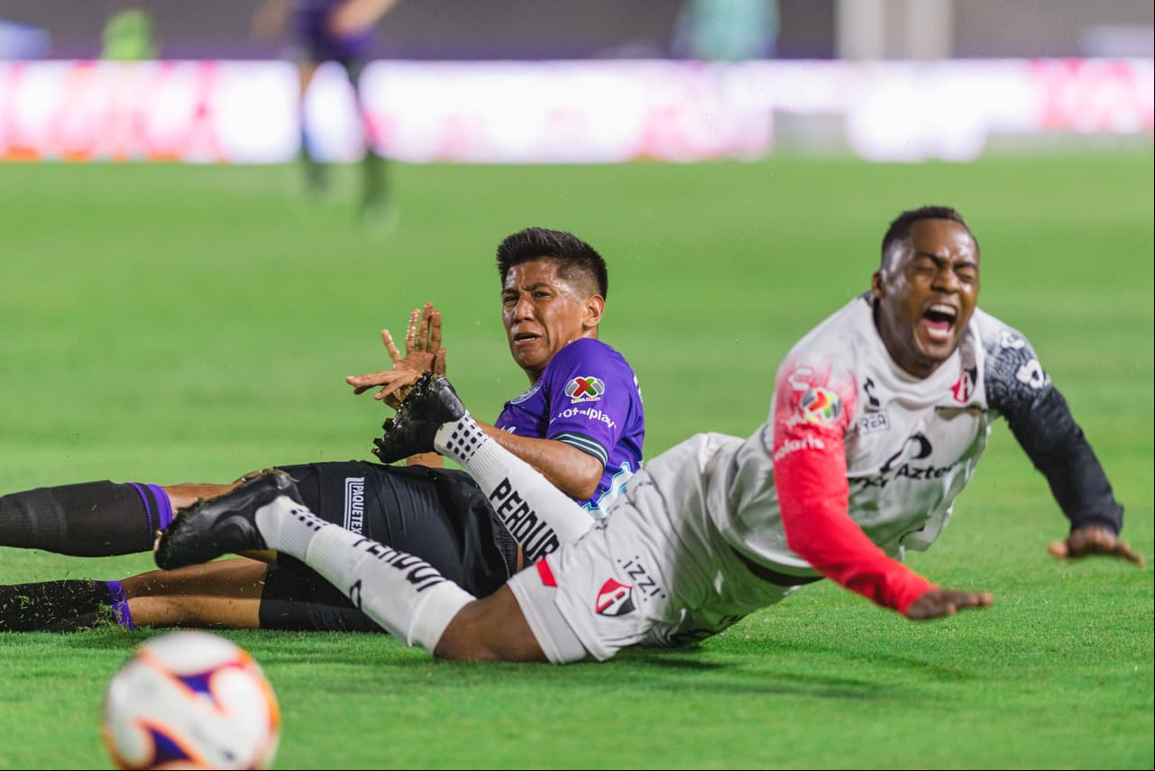 La primera media hora de juego fue accidentada: hubo más faltas que llegadas por parte de ambos.
