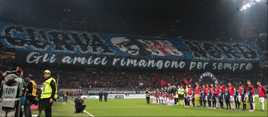 El protocolo con los dos equipos en el campo y de fondo los tifosi del Inter, club que fue visitante en esta ocasión.