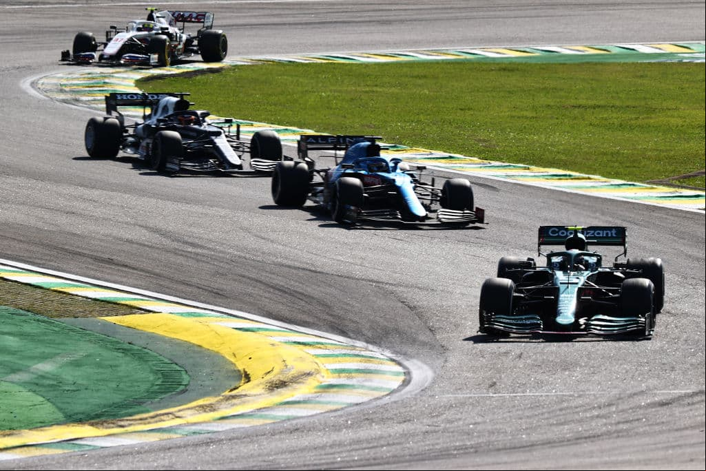Lewis Hamilton se lleva el Gran Premio de Brasil de la Formula 1, dejando a Max Verstappen en segunda posición y Valtteri Bottas en tercero, logrando el 1-2 para Mercedes Benz; el piloto mexicano Sergio Pérez quedó en cuarta posición.